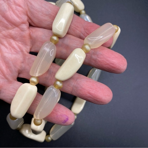 Vintage Beads Lucite Acrylic Cream Chunky Necklace - Picture 7 of 7